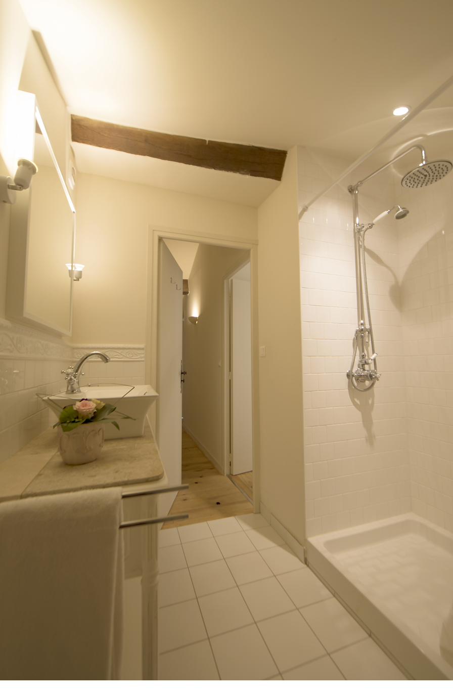 The second Porche bathroom.